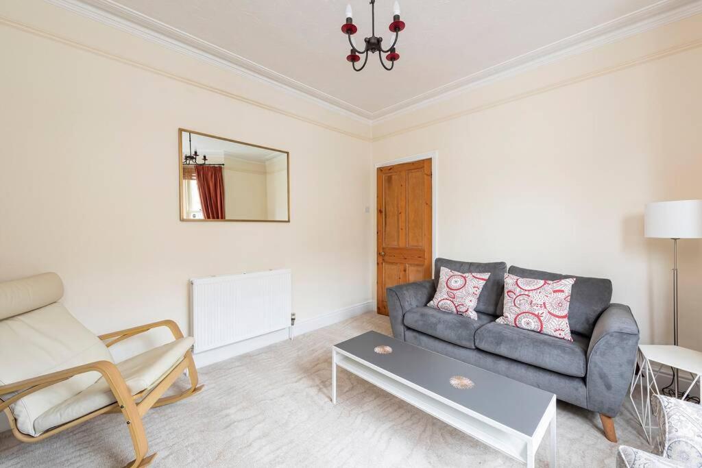 Spacious House - 2 Double - Street Parking - Garden Apartment