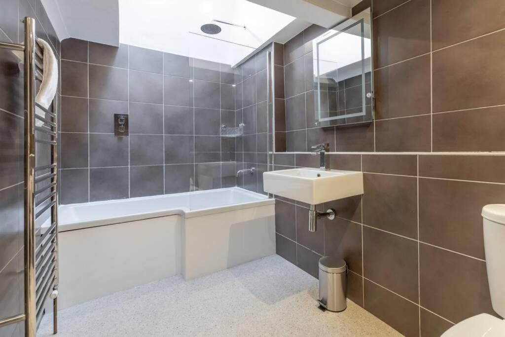 Apartment Rooftop Retreat - 2 Double Beds W/ Stunning Views *