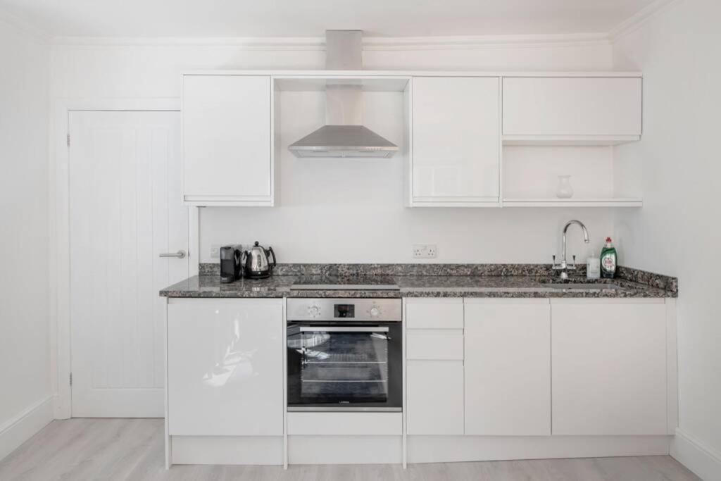 2 Bed Centre 1 Min From Abbey Apartment
