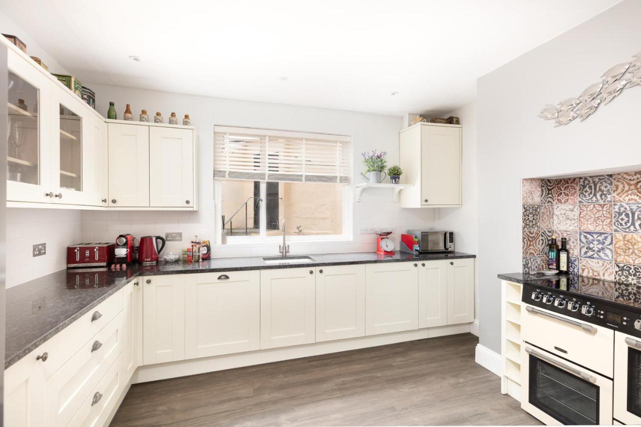 5 Bedroom Magnificent Georgian Townhouse- Centre Apartment