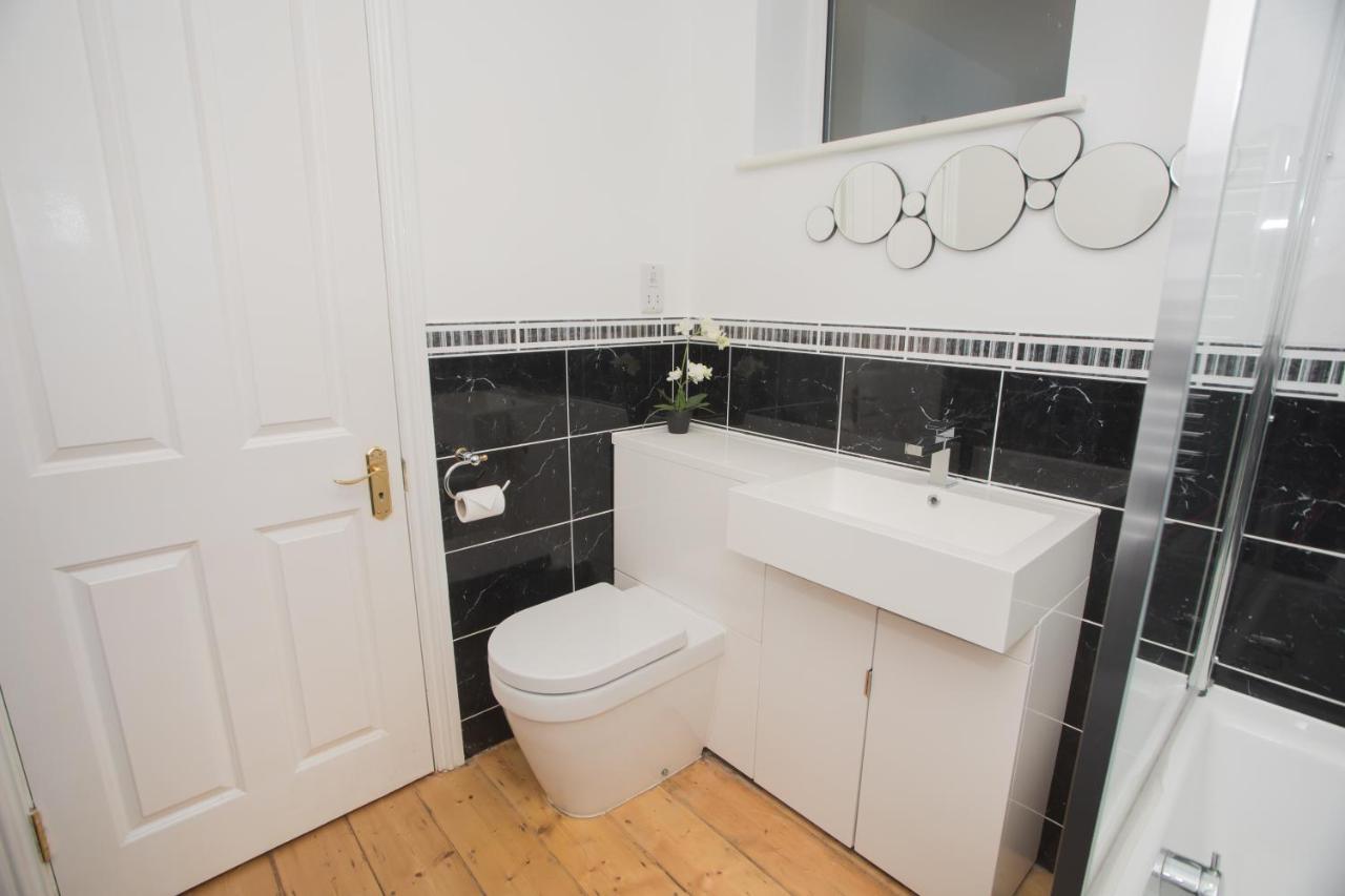 Apartment Spacious Bath