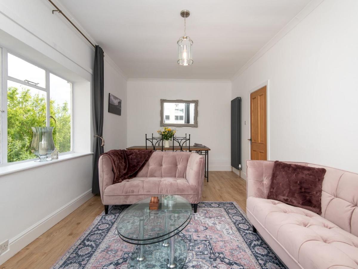 Pass The Keys Stylish 2 Bed With Parking