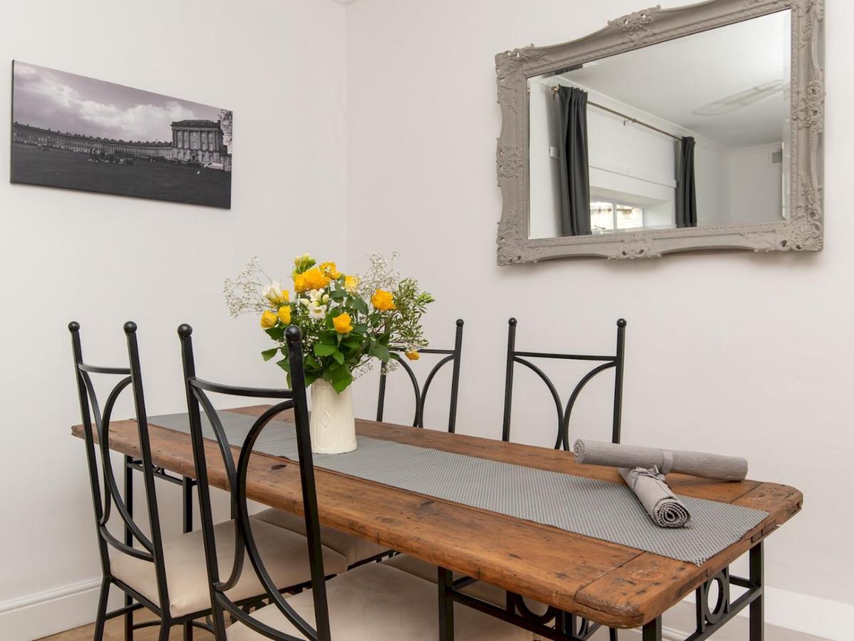 Pass The Keys Stylish 2 Bed With Parking *