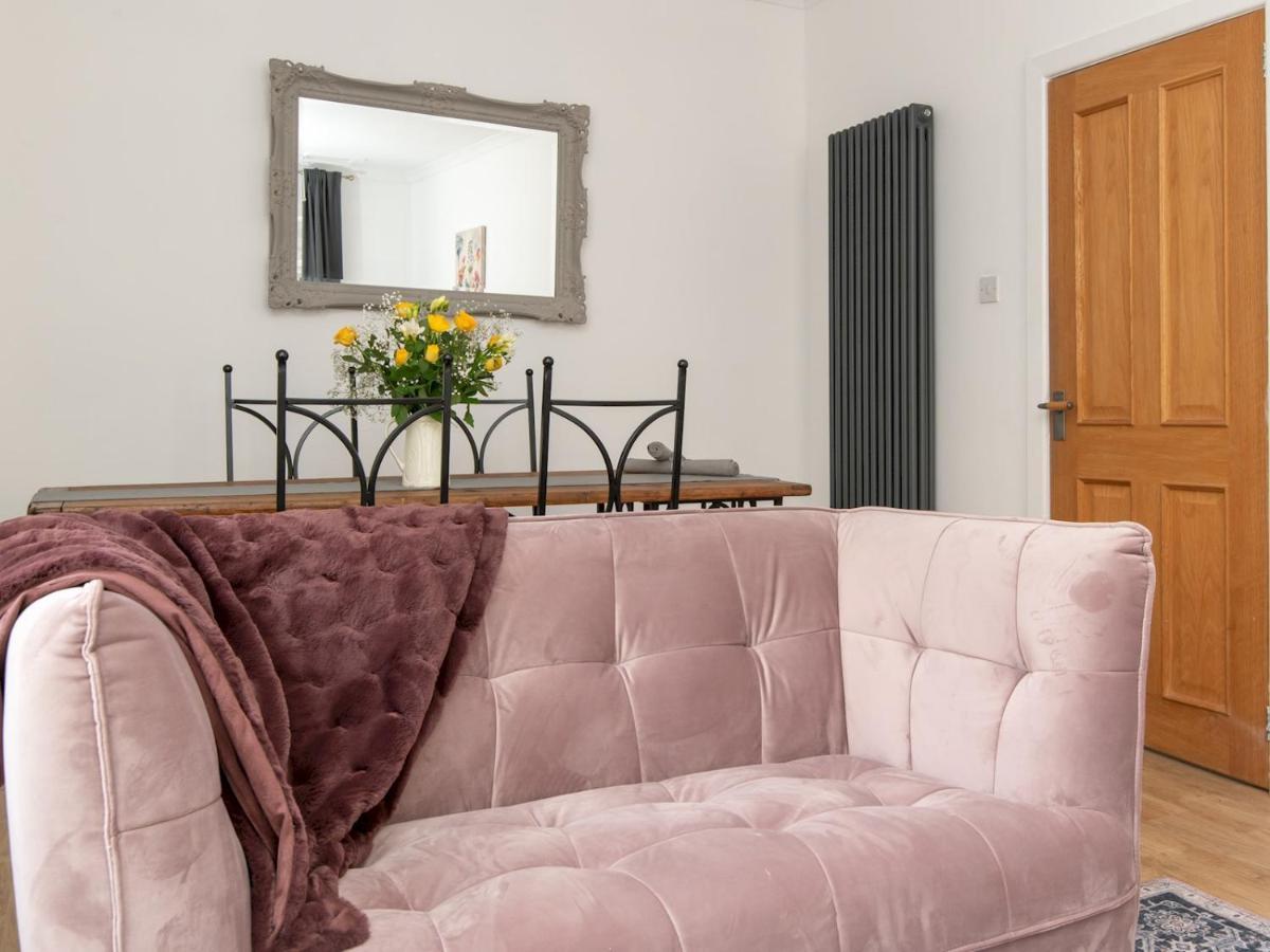 Pass The Keys Stylish 2 Bed With Parking Holiday home