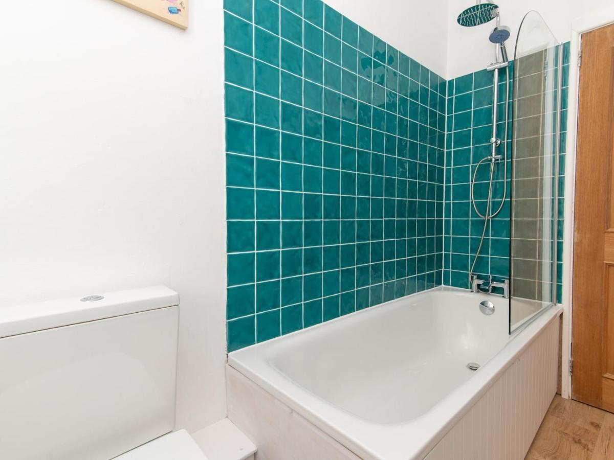 Pass The Keys Stylish 2 Bed With Parking Bath