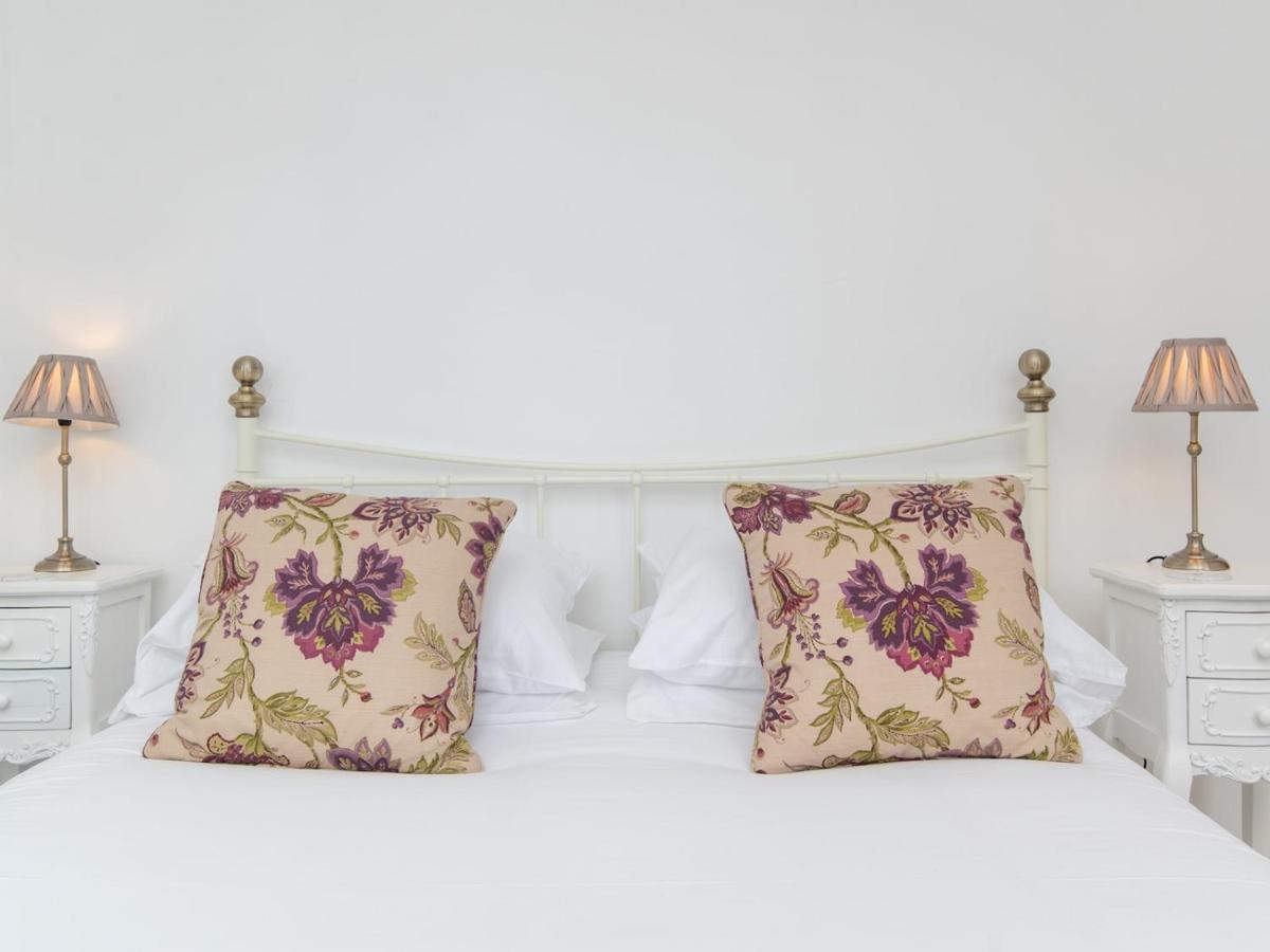Pass The Keys Stylish 2 Bed With Parking Holiday home *