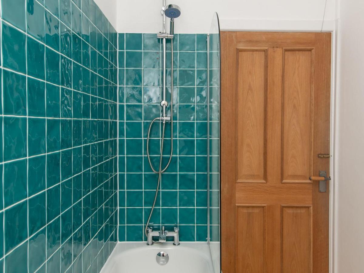 Pass The Keys Stylish 2 Bed With Parking * Bath