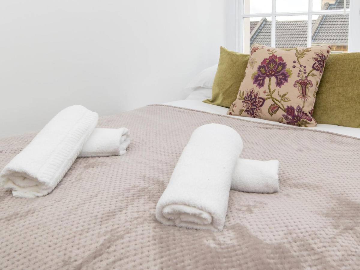 Pass The Keys Stylish 2 Bed With Parking Holiday home