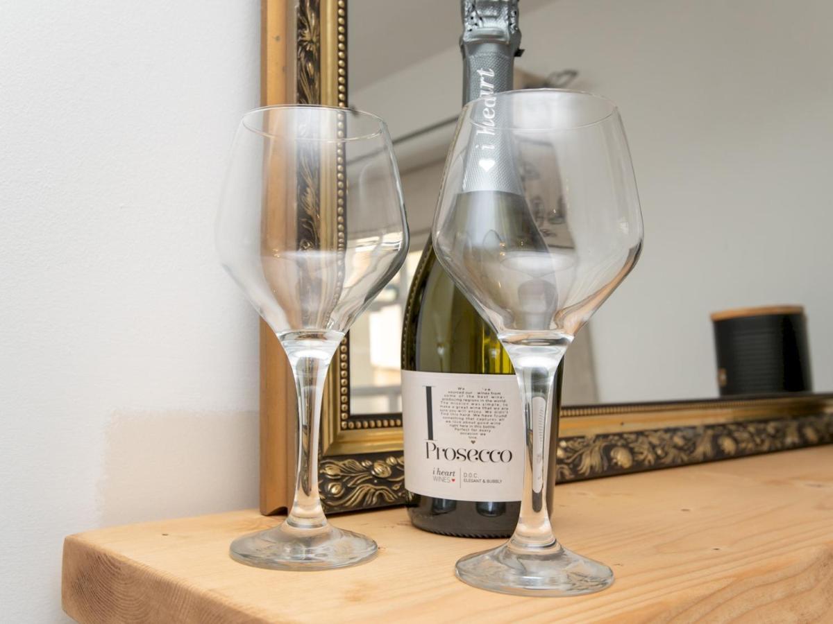 Pass The Keys Stylish 2 Bed With Parking *