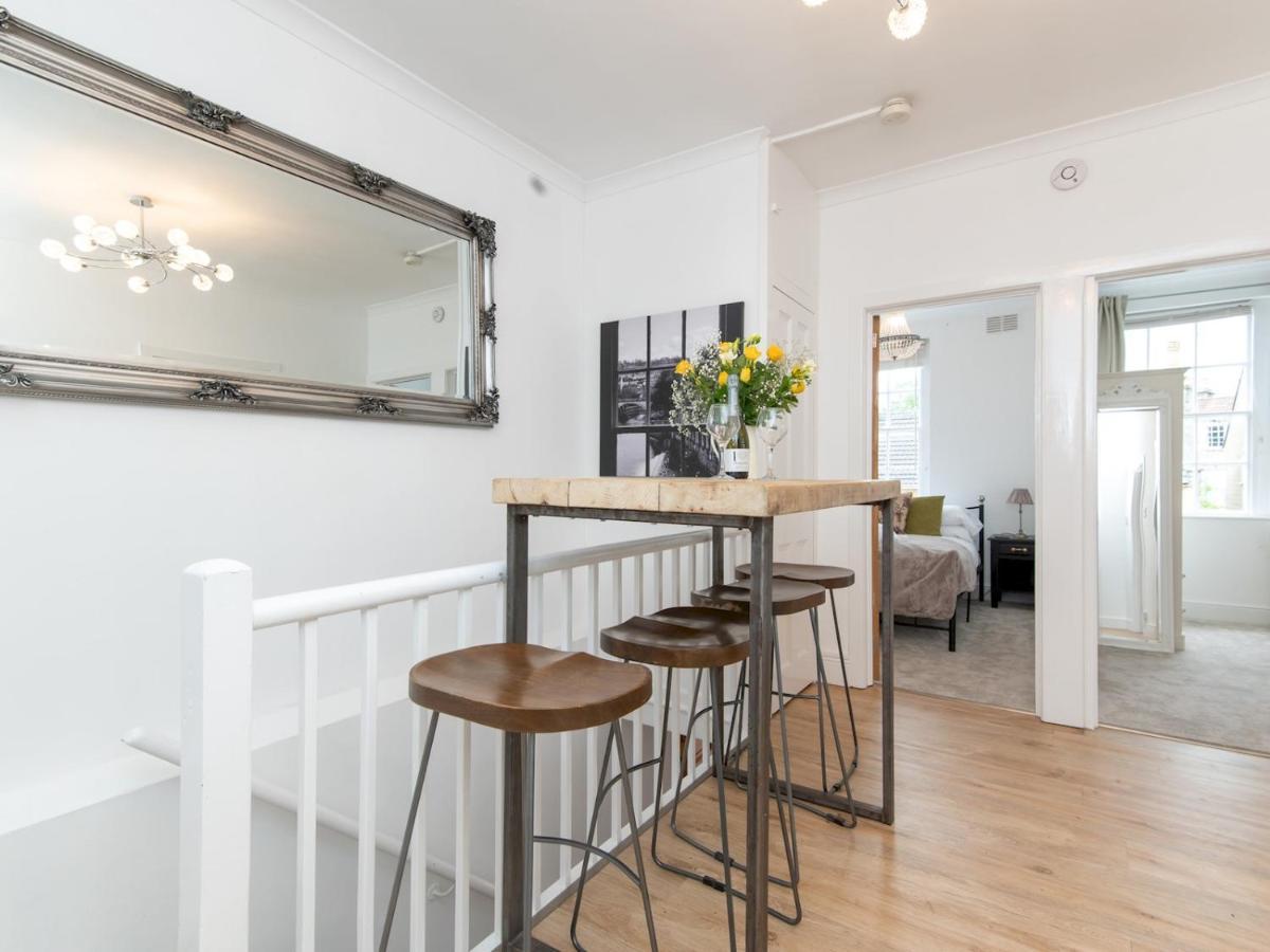 Pass The Keys Stylish 2 Bed With Parking