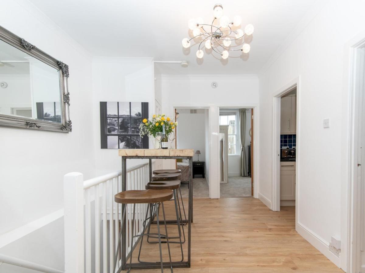 Pass The Keys Stylish 2 Bed With Parking Bath