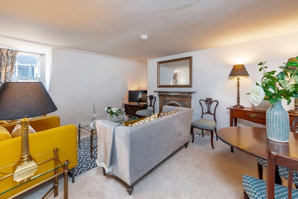 Apartment Top Floor 2 Bed Georgian Apartment In Central Bath