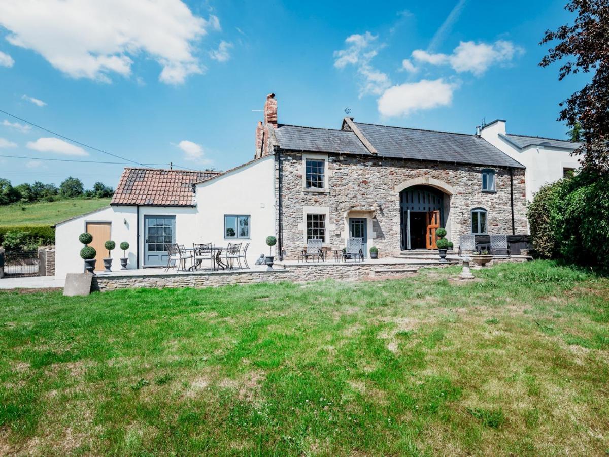 Holiday home Pass The Keys Stunning Large 4 Bed With Hot Tub Bath