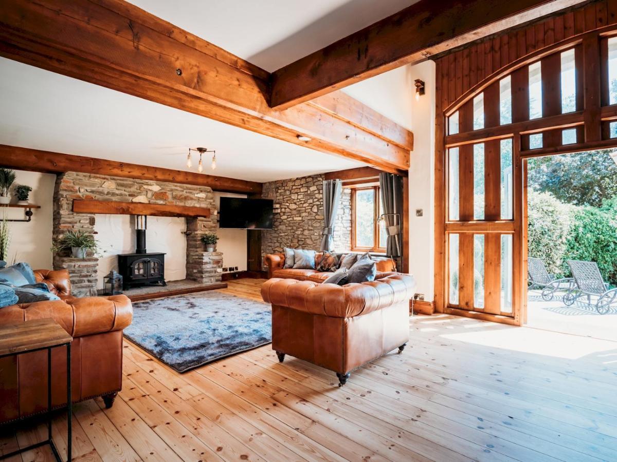 Holiday home Pass The Keys Stunning Large 4 Bed With Hot Tub *