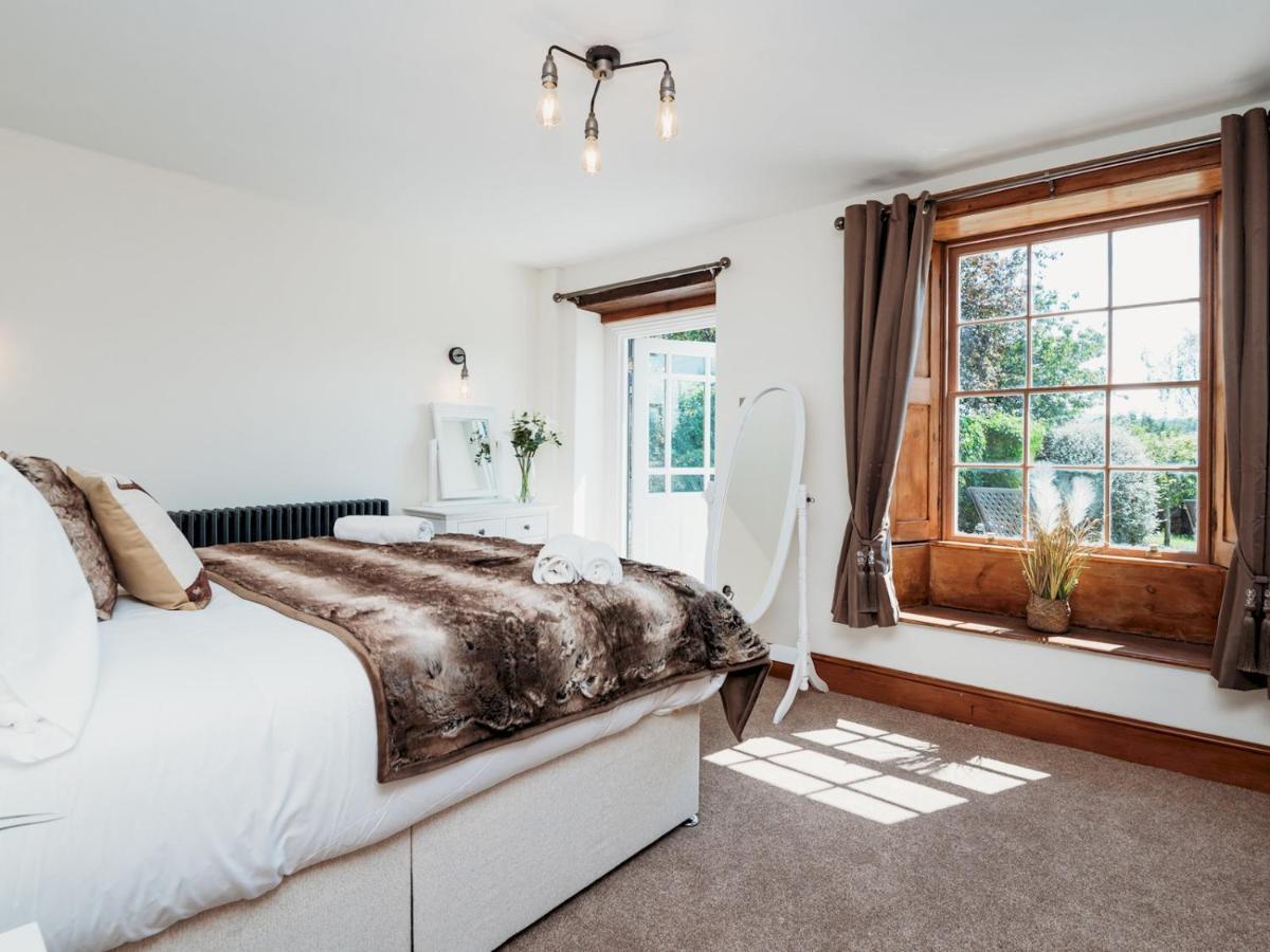 Pass The Keys Stunning Large 4 Bed With Hot Tub *