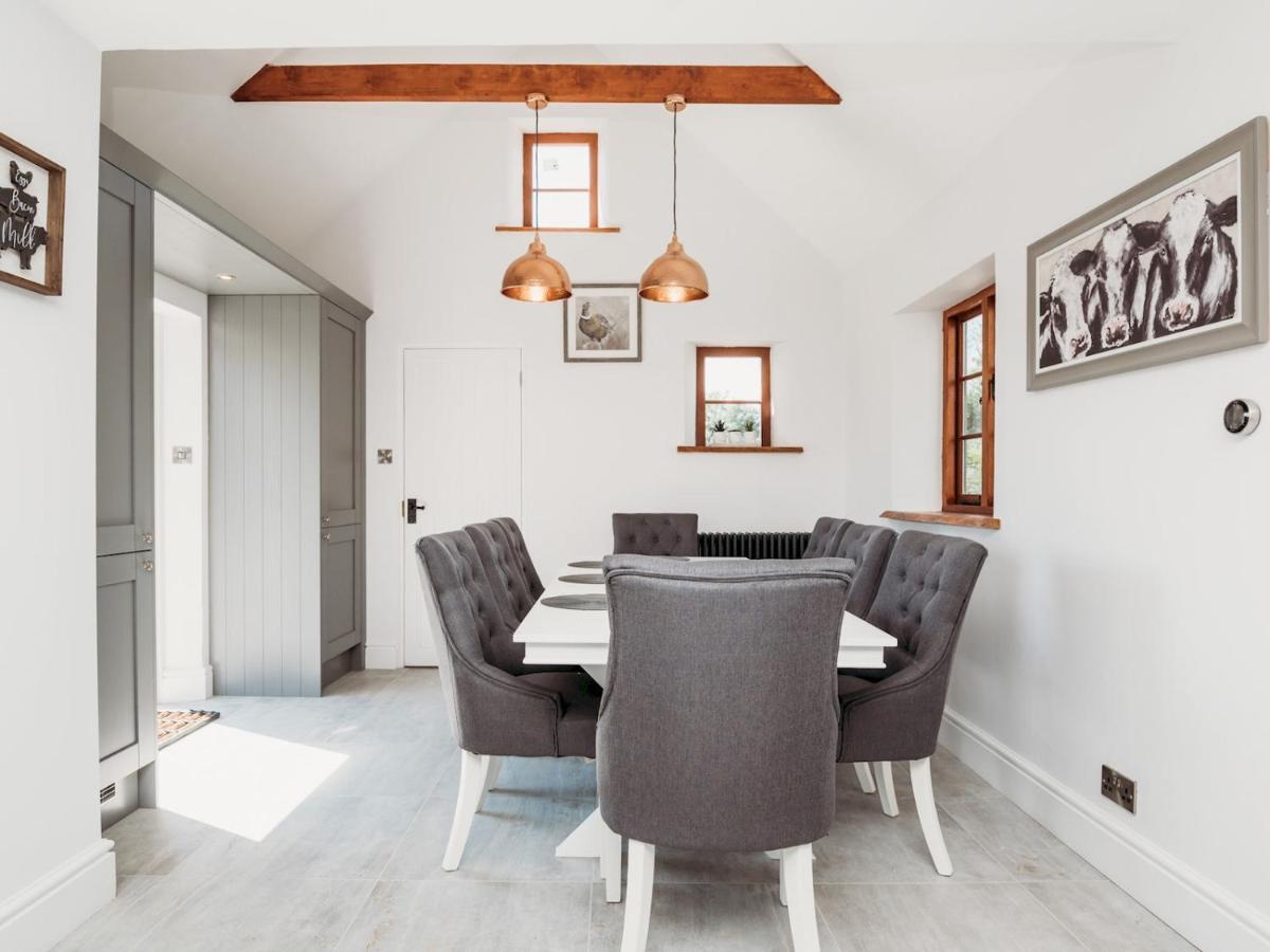 Pass The Keys Stunning Large 4 Bed With Hot Tub Bath