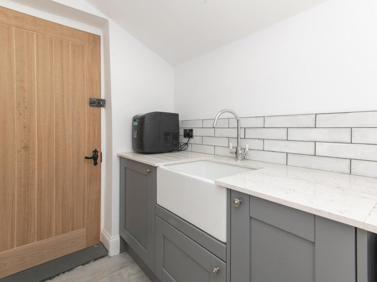 Pass The Keys Stunning Large 4 Bed With Hot Tub Holiday home *