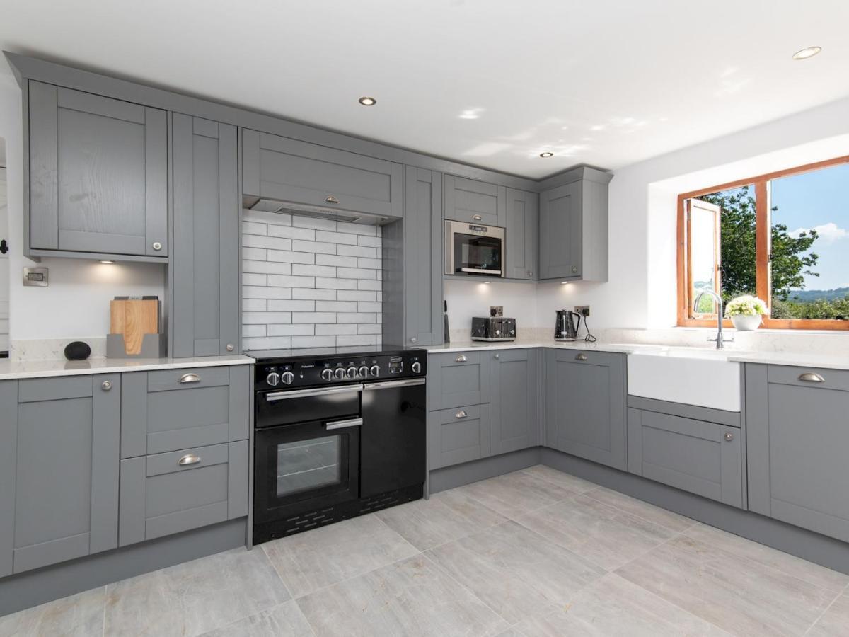 Pass The Keys Stunning Large 4 Bed With Hot Tub * Bath