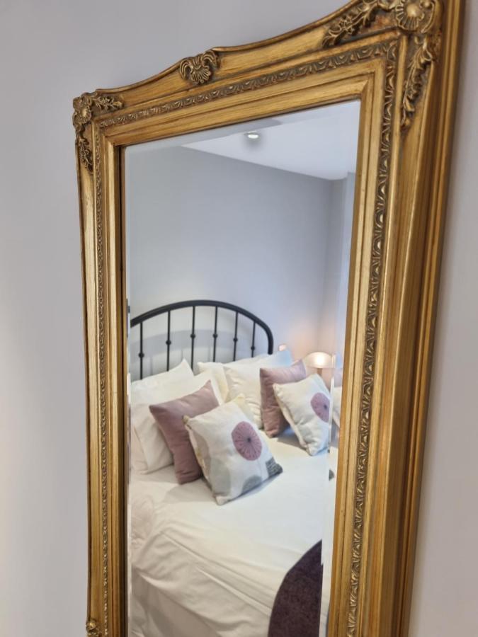 The Danbury, Lower Borough Walls Apartment Bath