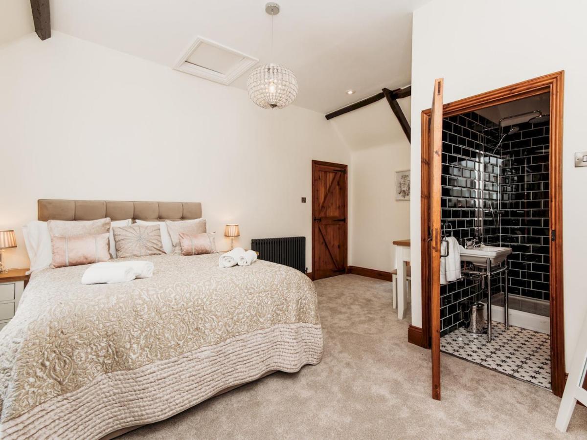 Pass The Keys Stunning Large 4 Bed With Hot Tub