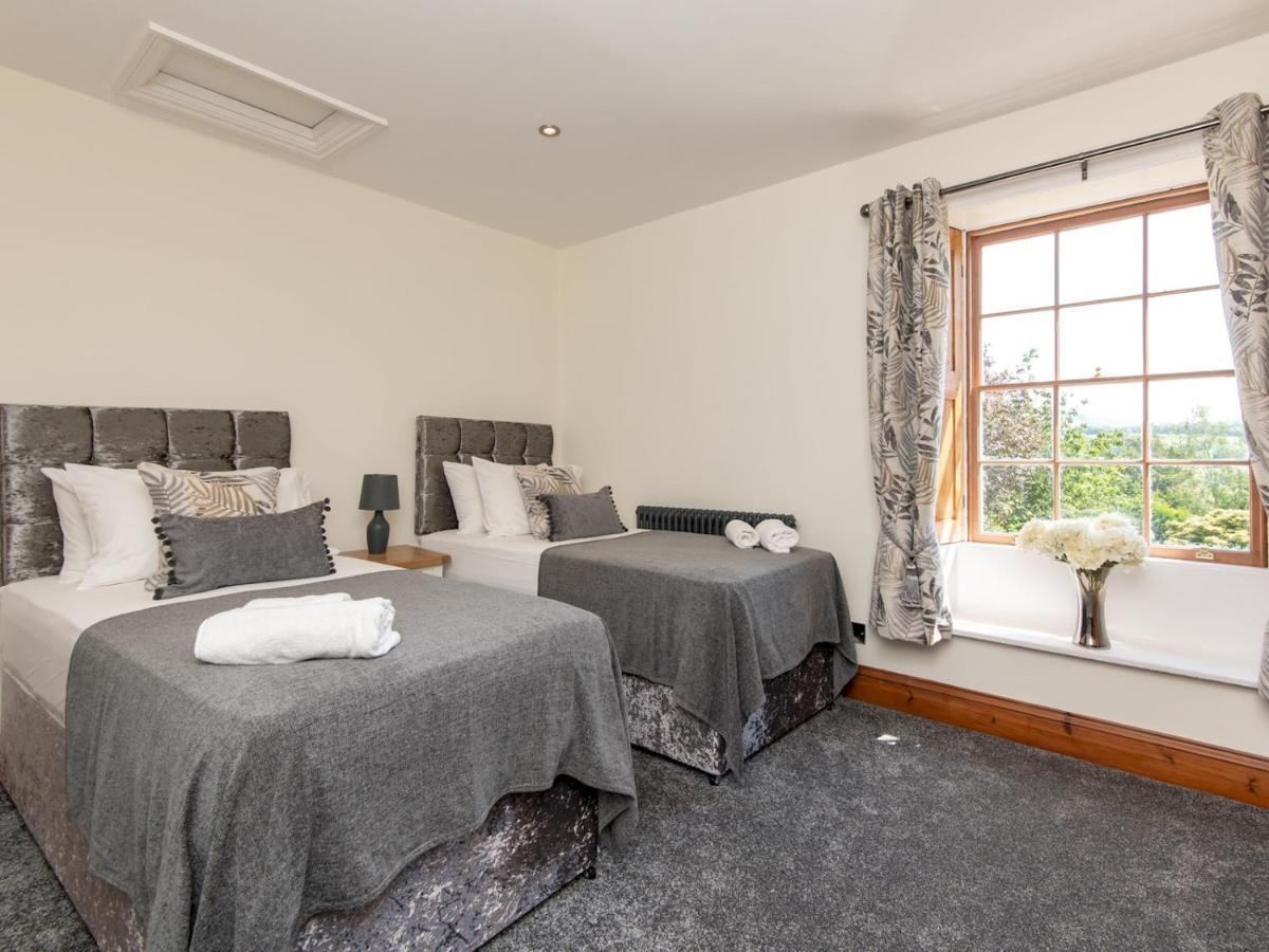 Pass The Keys Stunning Large 4 Bed With Hot Tub *