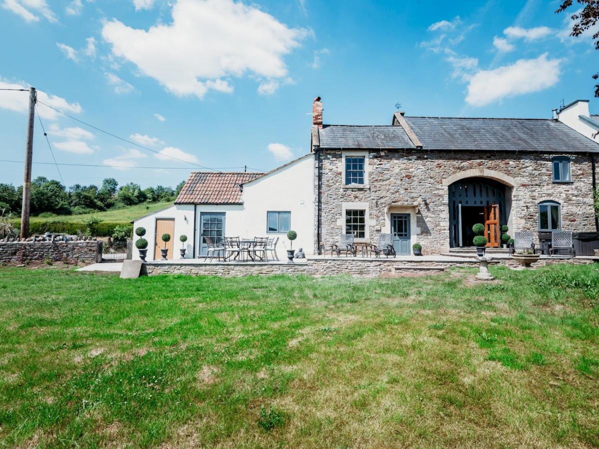 Holiday home Pass The Keys Stunning Large 4 Bed With Hot Tub *