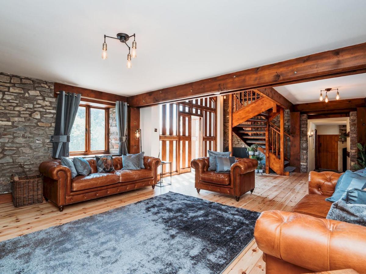 Pass The Keys Stunning Large 4 Bed With Hot Tub