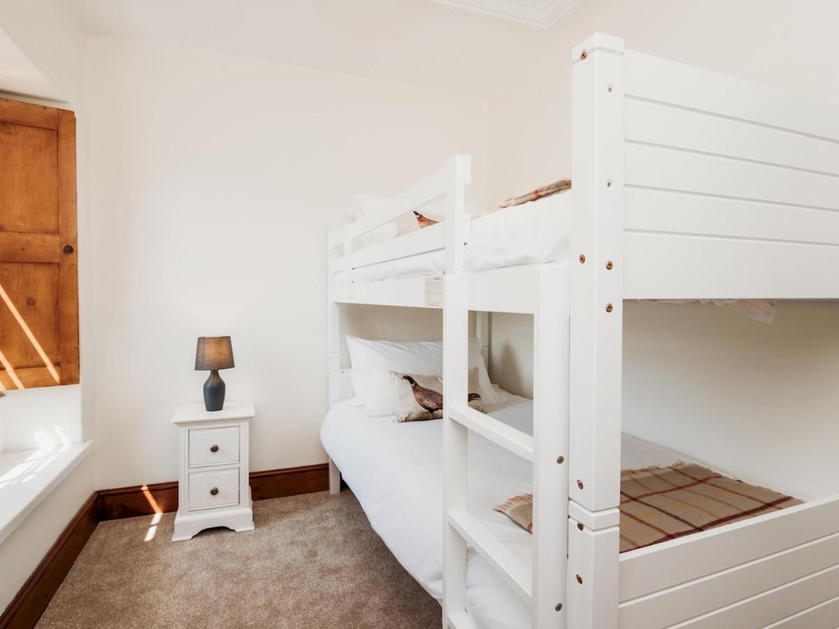 Pass The Keys Stunning Large 4 Bed With Hot Tub *