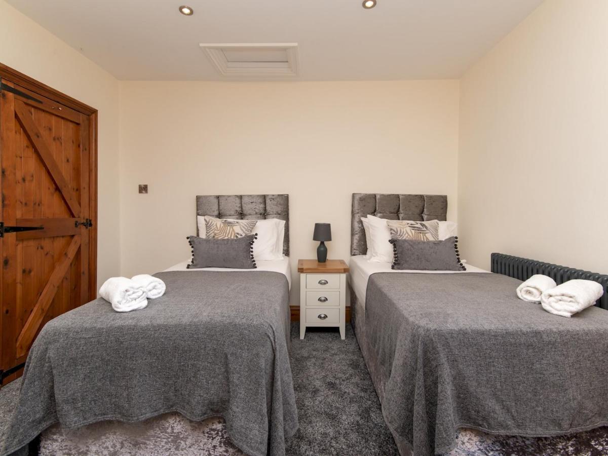 Pass The Keys Stunning Large 4 Bed With Hot Tub Holiday home