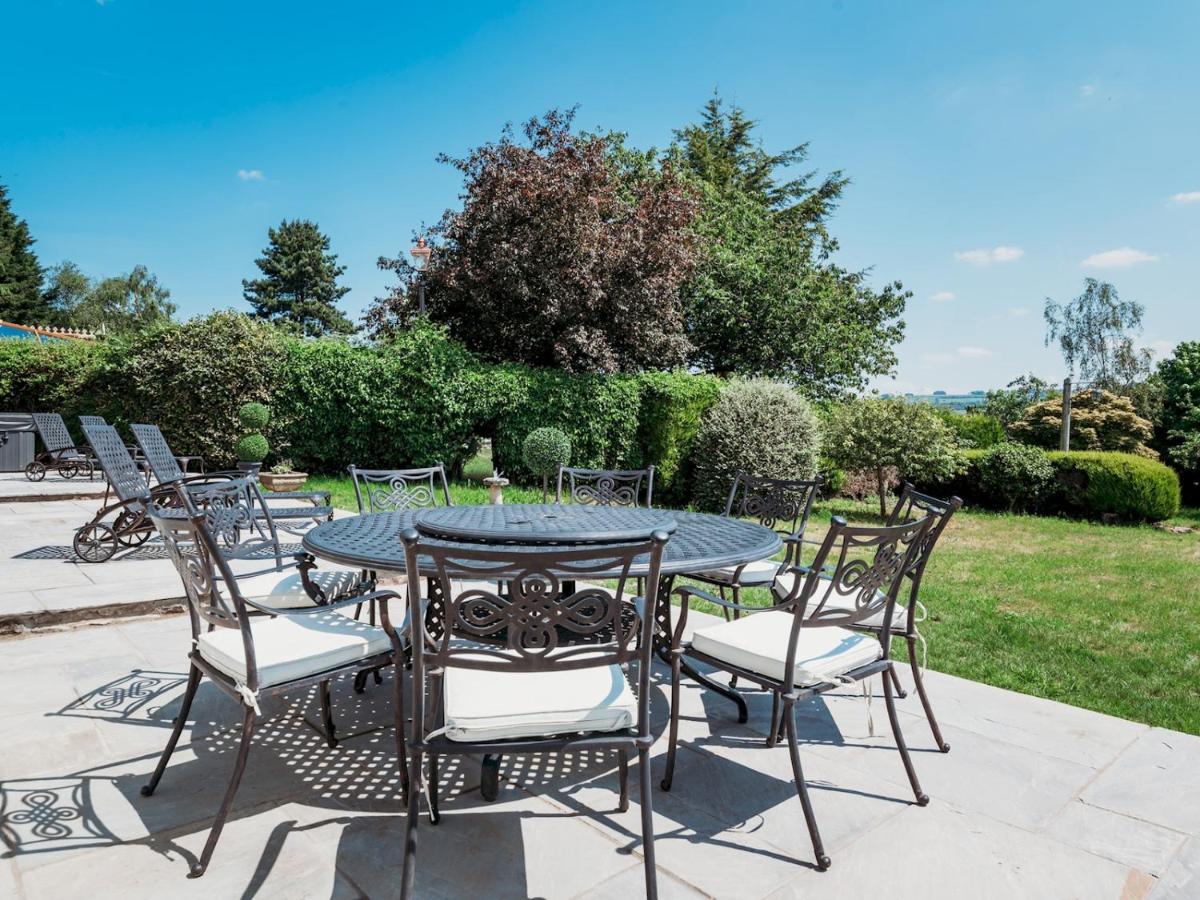 Pass The Keys Stunning Large 4 Bed With Hot Tub Holiday home