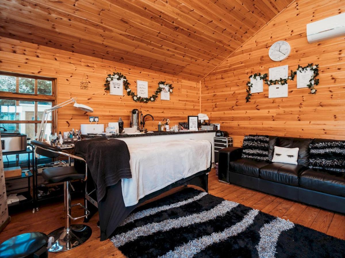 Holiday home Pass The Keys Stunning Large 4 Bed With Hot Tub *