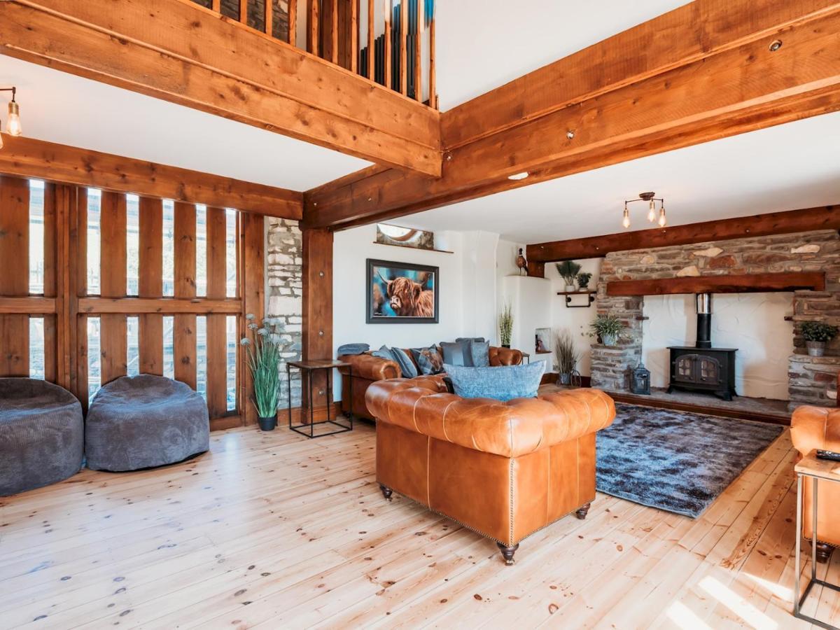 Pass The Keys Stunning Large 4 Bed With Hot Tub Holiday home *