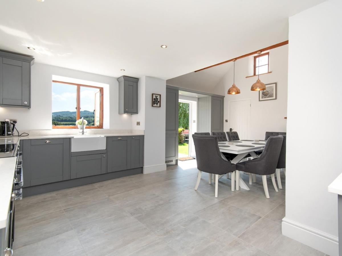 Pass The Keys Stunning Large 4 Bed With Hot Tub Holiday home *