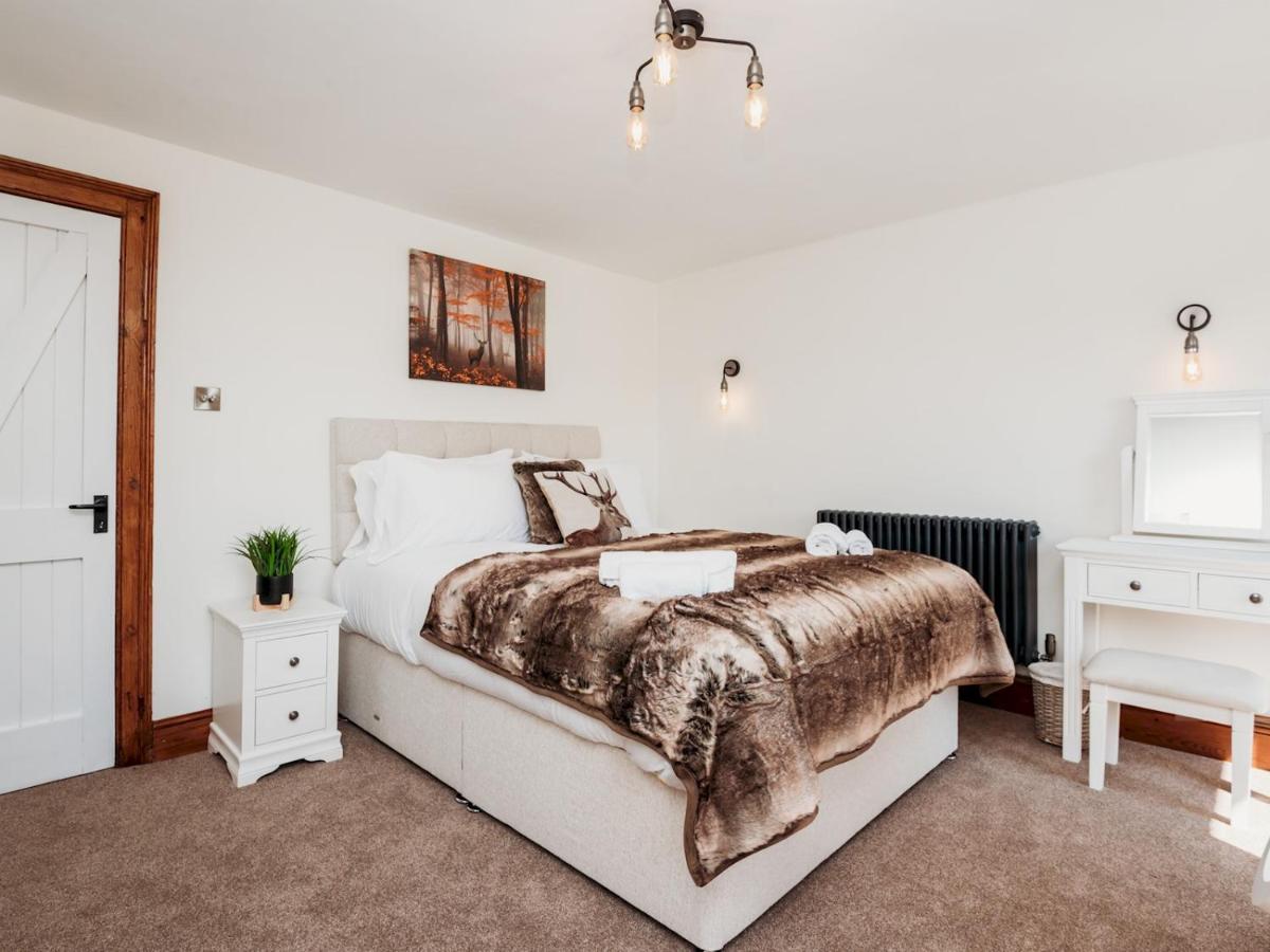 Pass The Keys Stunning Large 4 Bed With Hot Tub