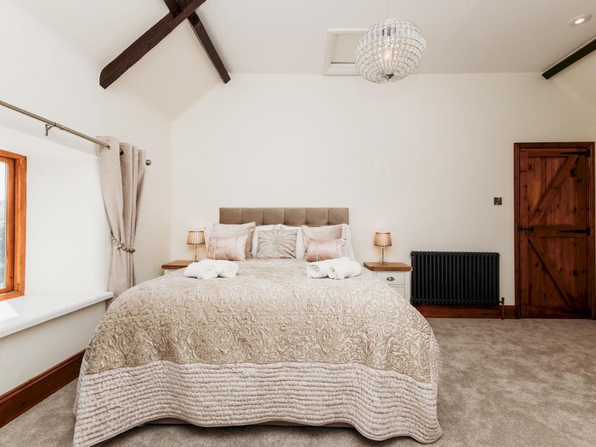 Pass The Keys Stunning Large 4 Bed With Hot Tub