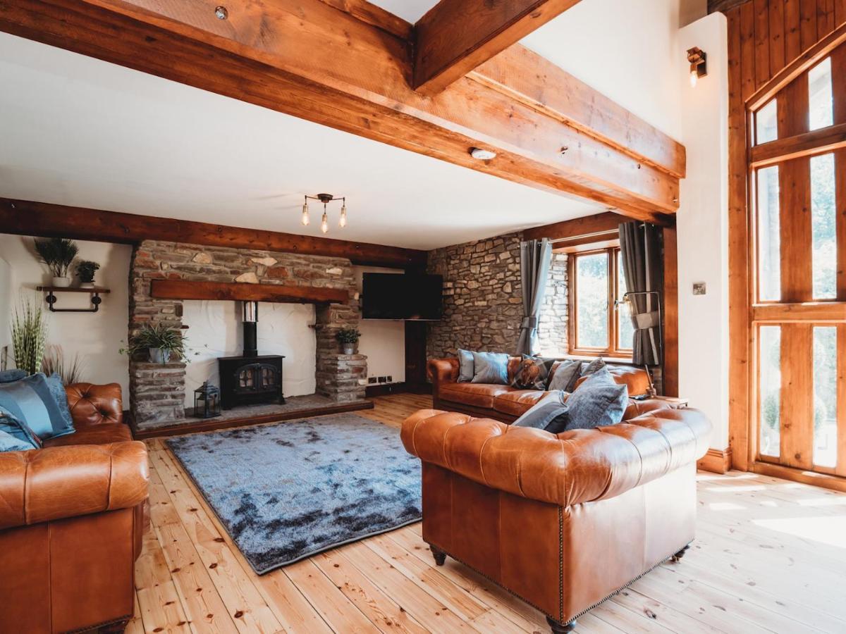 Pass The Keys Stunning Large 4 Bed With Hot Tub Bath