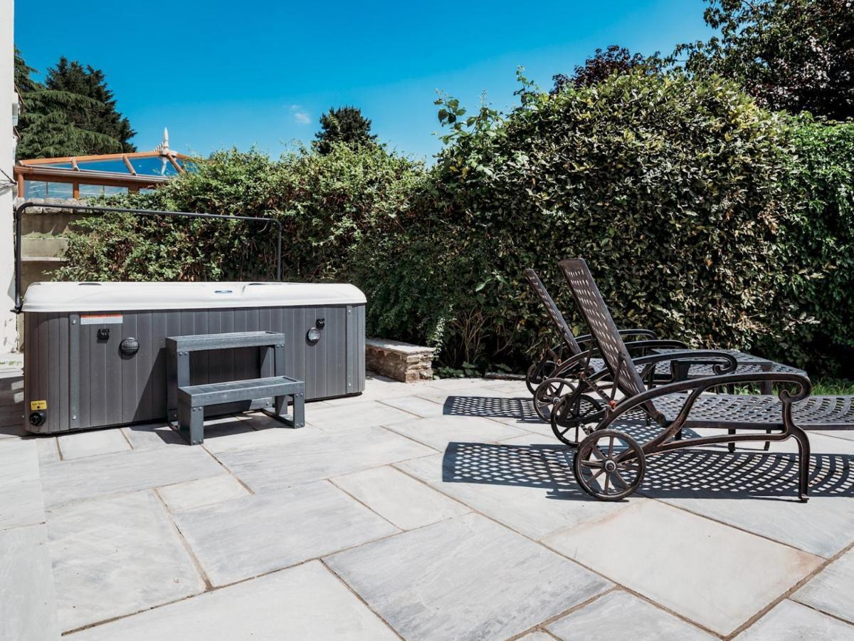 Pass The Keys Stunning Large 4 Bed With Hot Tub Holiday home