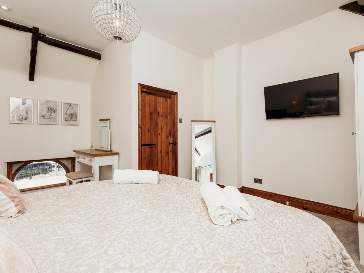 Holiday home Pass The Keys Stunning Large 4 Bed With Hot Tub Bath