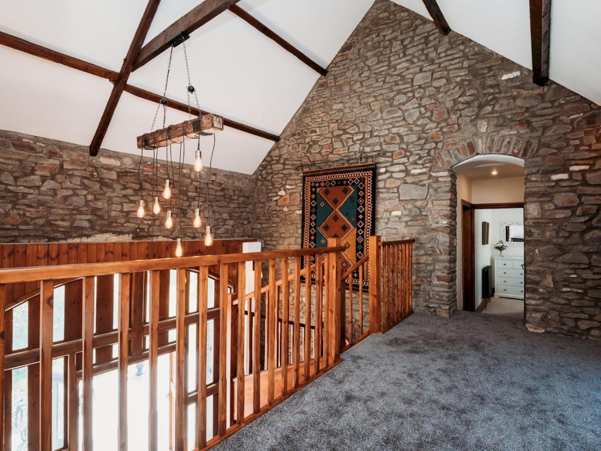 Pass The Keys Stunning Large 4 Bed With Hot Tub *