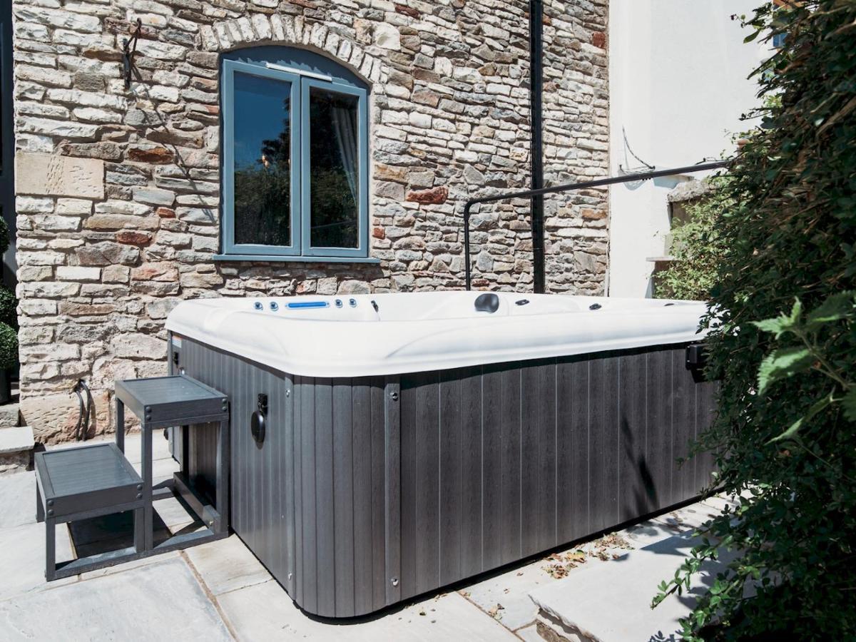 Pass The Keys Stunning Large 4 Bed With Hot Tub Holiday home *