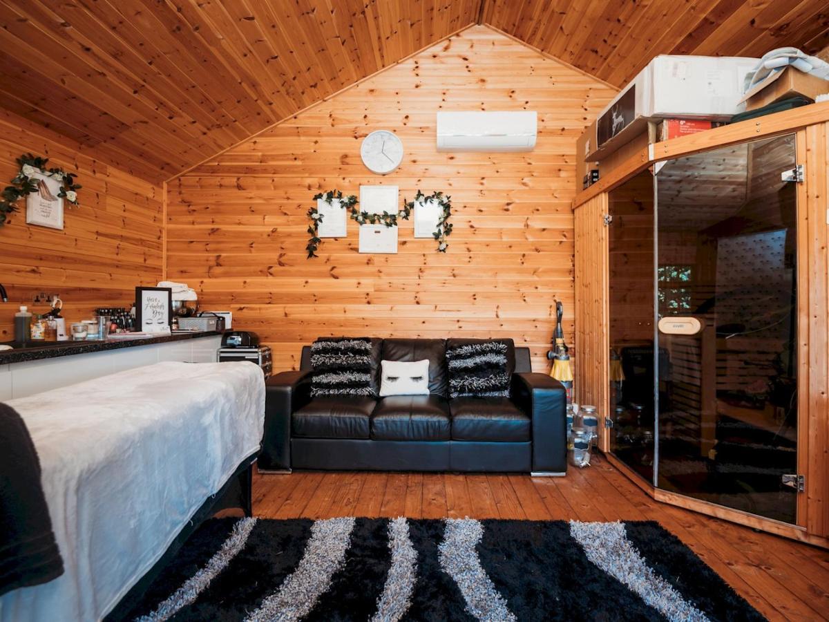 Pass The Keys Stunning Large 4 Bed With Hot Tub Holiday home