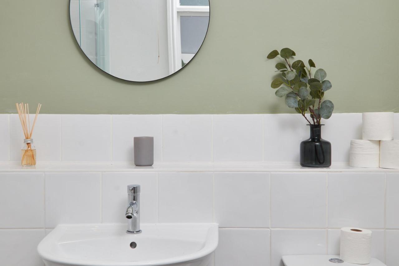 Wonderful In With Garden - Sleeps 8 Bath