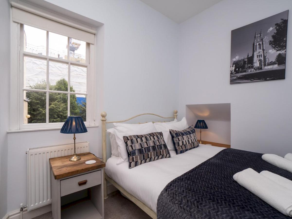 Pass The Keys Centrally Located 3 Bed Townhouse With Garden Holiday home Bath