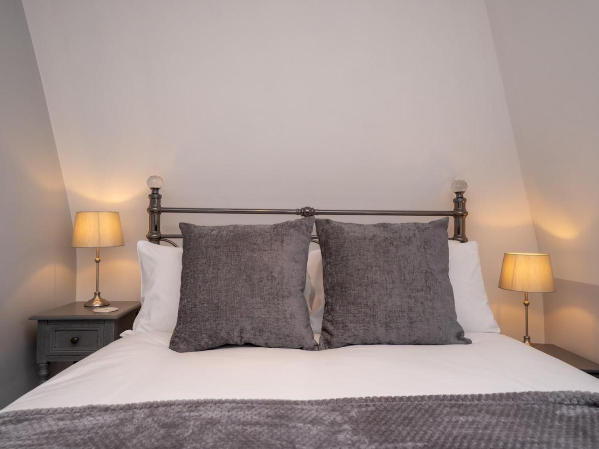 Pass The Keys Centrally Located 3 Bed Townhouse With Garden * Bath