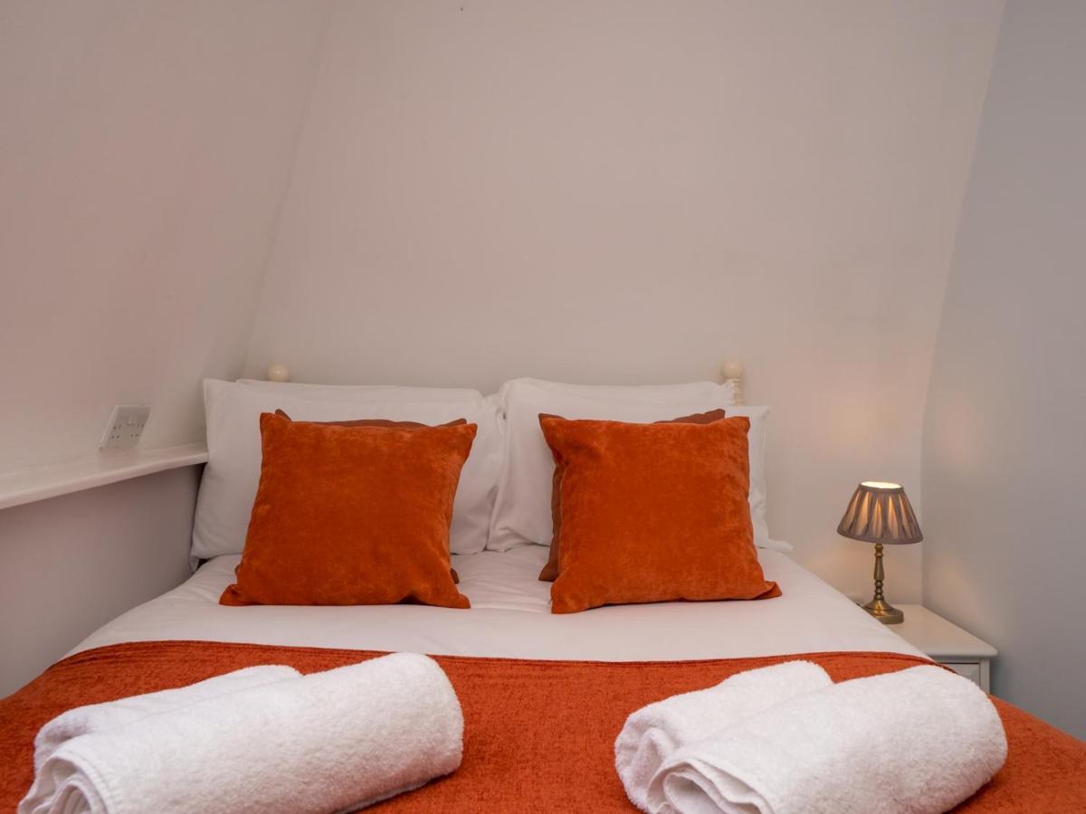 Pass The Keys Centrally Located 3 Bed Townhouse With Garden *