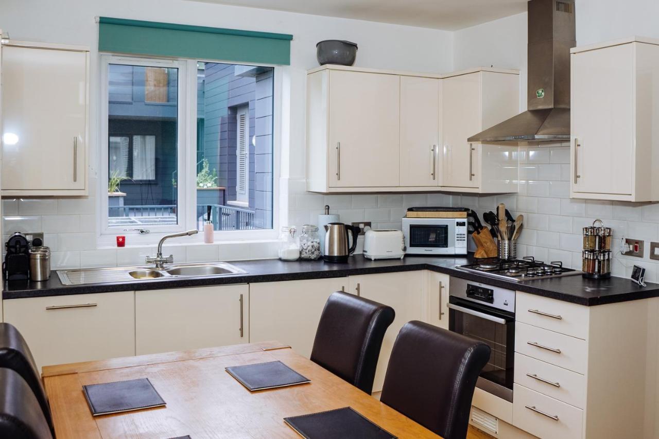 Beautiful, Contemporary 3 Bedroom Apartment