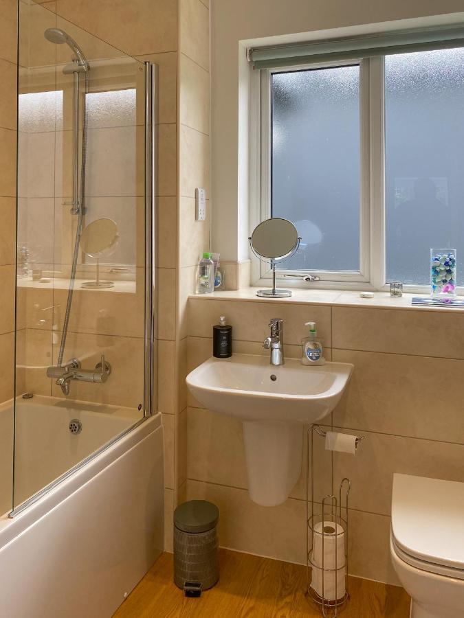 Beautiful, Contemporary 3 Bedroom * Bath