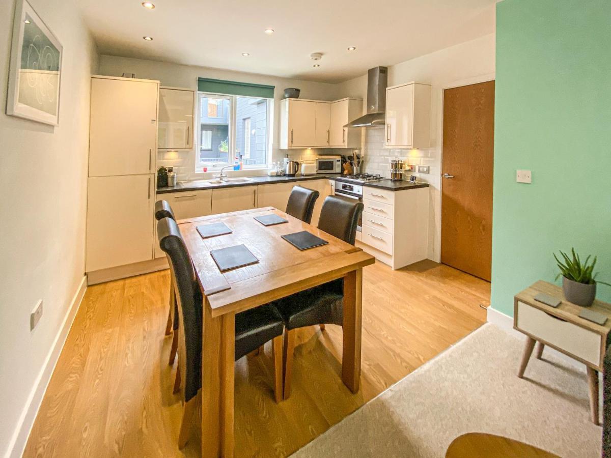 Beautiful, Contemporary 3 Bedroom *