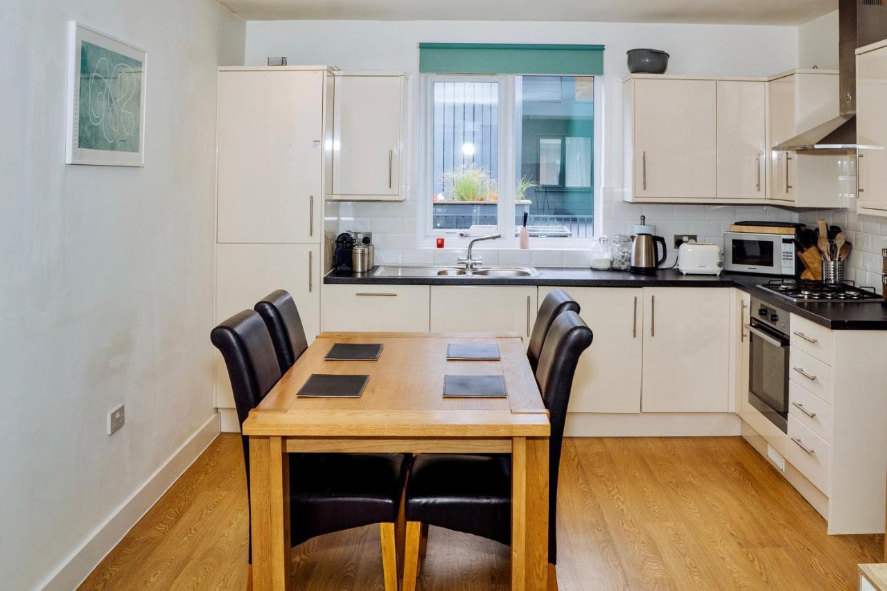 Apartment Beautiful, Contemporary 3 Bedroom *