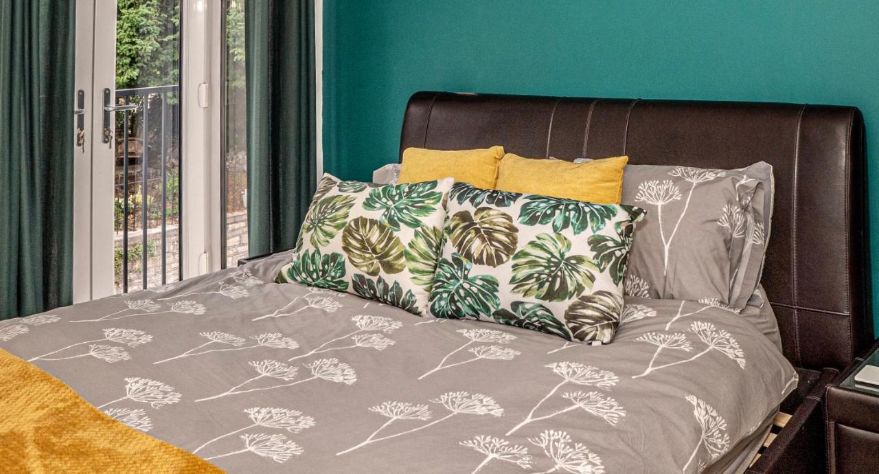 Beautiful, Contemporary 3 Bedroom * Bath